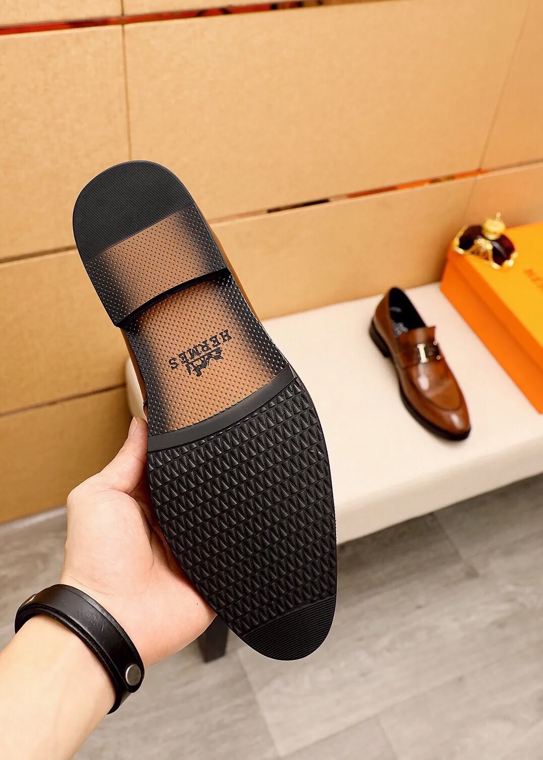 Men's shoes 💰460 💐 Product trademark: HERMES "Hermès" casual leather shoes Regular size: 38-44 (45🉑️customized) Product materials: Selected imported first-layer open edge bead upper + classic hardware buckle, imported water-dyed 🐂 cowhide lining. Strong three-dimensional visual effect, combined outsole Color: 2⃣️colors available